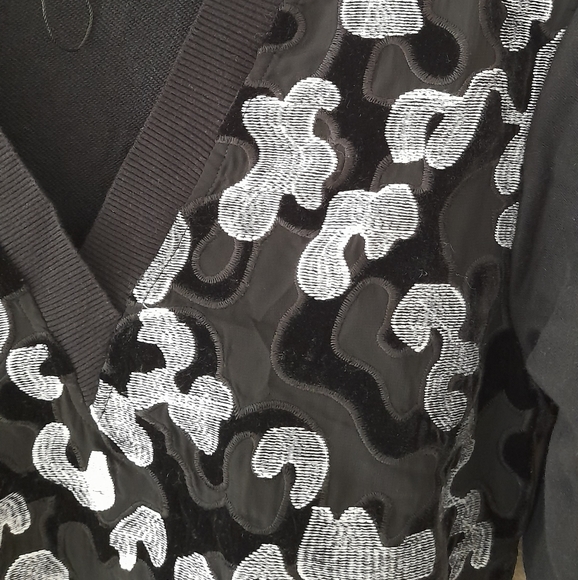 BCBG MAXAZRIA unique v-neck sweater/shirt. Size Small - Picture 3 of 5